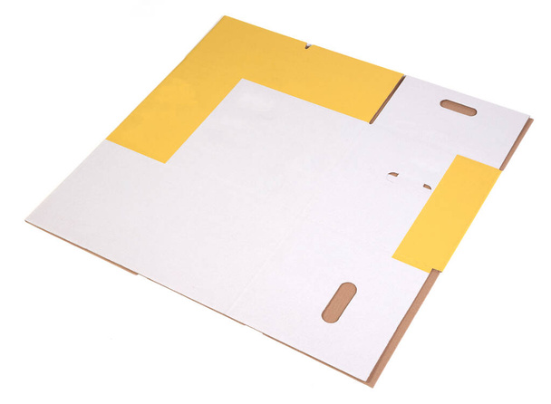 Caja de cartón plegable utilizada para el almacenamiento en movimiento o para fines de envío aislados sobre un fondo blanco - Foto, imagen