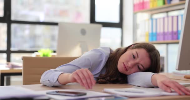 Jonge vrouw voelt zich gefrustreerd en moe om in het kantoor te werken. Apathie en burn-out en vermoeidheid op het werk - Video