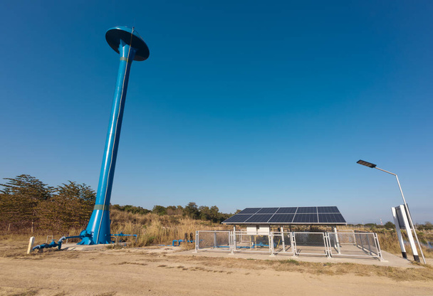 Painel solar para bomba de água subterrânea para armazenamento em meio à seca em rural. - Foto, Imagem