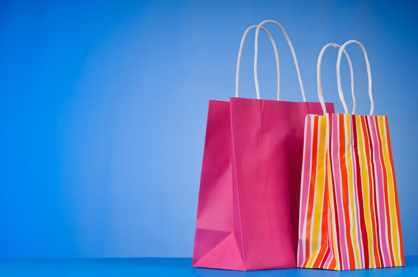 barevné papírové nákupní tašky proti barevných přechodů - Fotografie, Obrázek