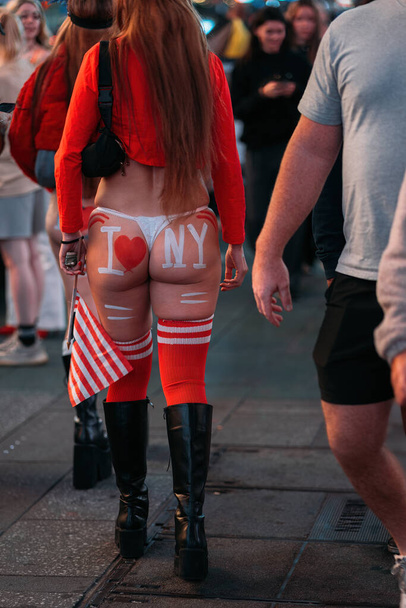 Una exhibición extravagante de orgullo de Nueva York con arte corporal audaz en las calles. - Foto, Imagen