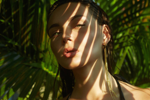 красива літня дівчина. молода сексуальна жінка в бікіні під пальмою. Краса Портрет
 - Фото, зображення
