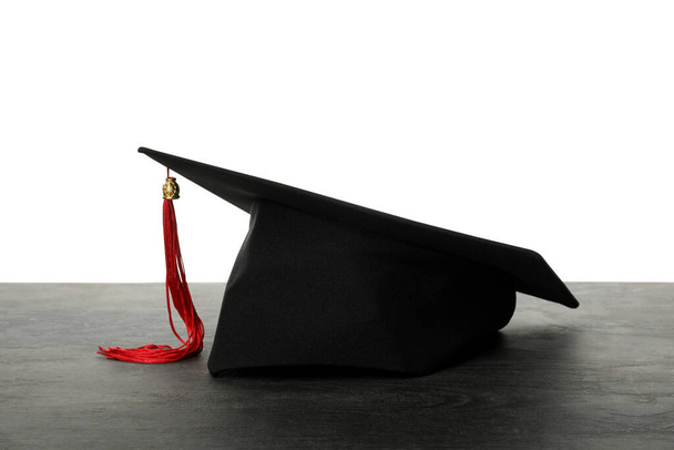 Шляпа выпускника, изолированная на белом фоне. - Фото, изображение
