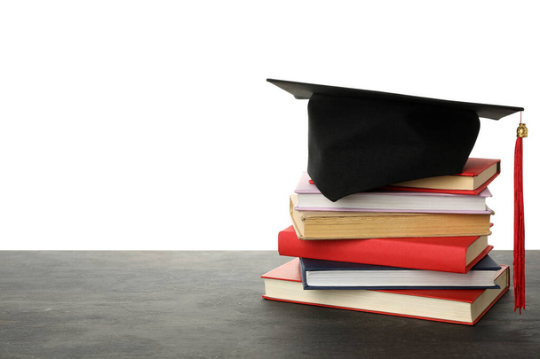 PNG, chapeau diplômé avec livres, isolé sur fond blanc. - Photo, image
