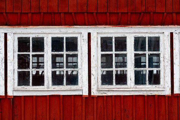 Stare małe okna na stodole blisko siebie Motala Szwecja 6 kwietnia 2024 - Zdjęcie, obraz
