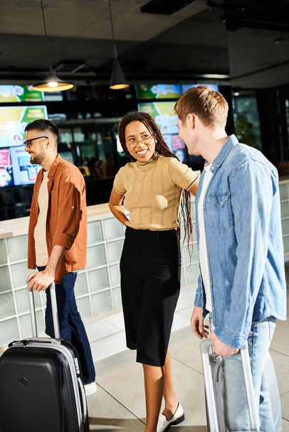 Grupo multicultural de empresarios en ropa casual de pie con equipaje en el vestíbulo del hotel durante el viaje corporativo. - Foto, imagen