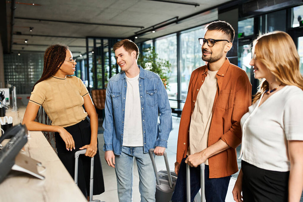 Multikulturelle Kollegen in Freizeitkleidung stehen zusammen im Kreis, verbinden sich und interagieren während einer Geschäftsreise. - Foto, Bild