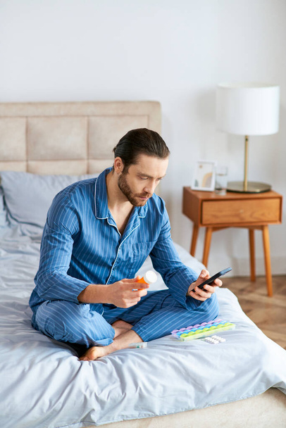 Ein Mann greift friedlich mit seinem Handy ein, während er auf einem Bett sitzt. - Foto, Bild