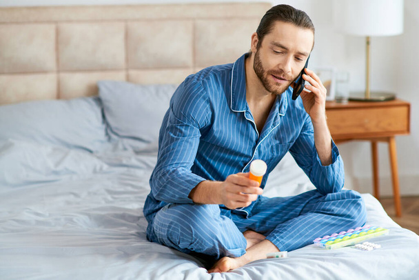 Hombre en postura de yoga en la cama, hablando por celular. - Foto, Imagen