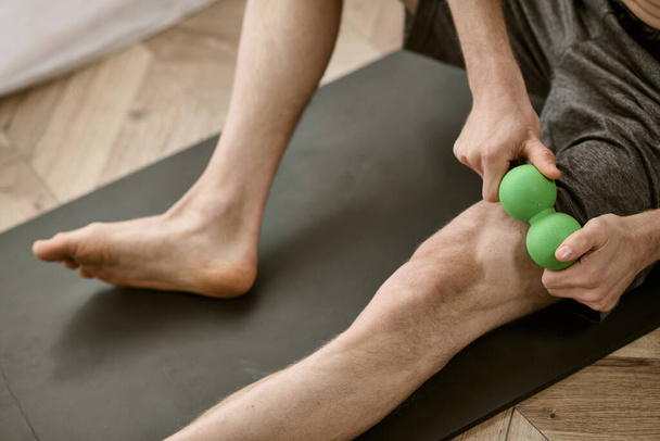 Pohledný muž trénuje jógu pózuje na podložce doma. - Fotografie, Obrázek
