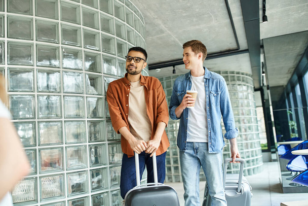 İş seyahatlerinde çeşitlilik gösteren bir şirket gezisine hazır iki iş arkadaşı bavullarıyla ayakta duruyor.. - Fotoğraf, Görsel