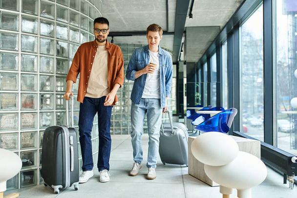 Twee collega 's navigeren op de luchthaven, elk met bagage op sleeptouw, als ze beginnen aan een gezamenlijke zakenreis. - Foto, afbeelding