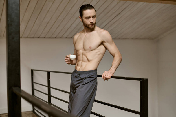 Hemdloser Mann genießt eine Tasse Kaffee zu Hause. - Foto, Bild