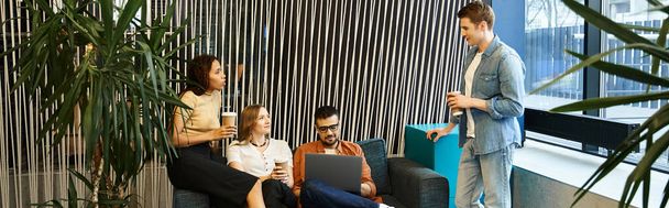 Bir grup meslektaş modern ofis ortamında koltuklarda birlikte çalışıyor, fikirleri ve projeleri tartışıyorlar.. - Fotoğraf, Görsel
