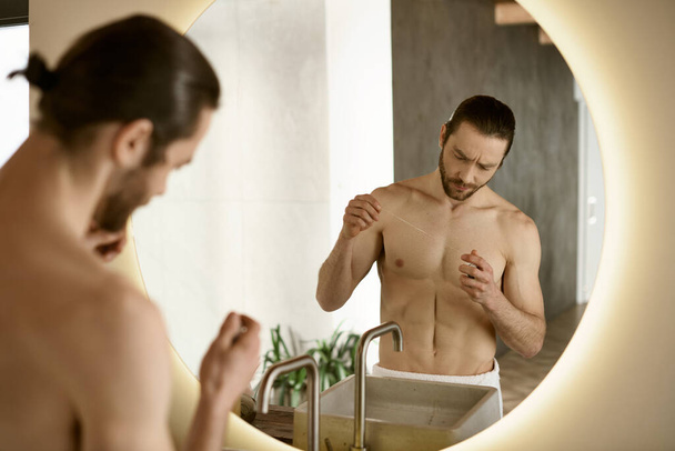 Человек перед зеркалом чистит зубы, как часть утренней рутины.. - Фото, изображение