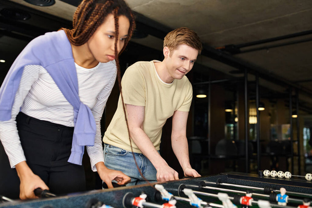 Un hombre y una mujer participan en un juego amistoso, mostrando el trabajo en equipo y la competitividad. - Foto, Imagen