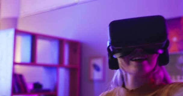 Игры, виртуальная реальность и женский бокс в доме ночью для развлечений, онлайн-игр и эспортов. Галстук, неоновое освещение и человек с VR-очками для метаверзе, кибермира и конкуренции. - Кадры, видео