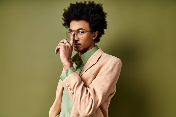 Stylový mladý afroameričan v módní oblečení a brýle na zeleném pozadí. - Fotografie, Obrázek
