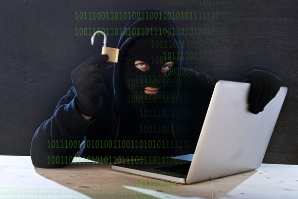 vaarallinen hakkeri mies tietokone ja lukko hakkerointi järjestelmä tietoverkkorikollisuus käsite
 - Valokuva, kuva