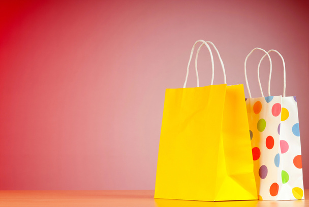 barevné papírové nákupní tašky proti barevných přechodů - Fotografie, Obrázek