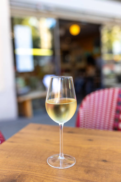 Restoranda beyaz şaraplı bir bardak, alkollü lüks bir arka plan. Yiyecek konsepti - Fotoğraf, Görsel