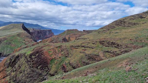 A Madeira-szigeten található Szent Laurent-félsziget egy lenyűgöző természeti enklávé, amely robusztus szikláiról és lélegzetelállító tengerparti kilátásairól híres. A látogatók összegyűlnek ezen a festői helyen, hogy elmerüljenek az Atlanti-óceán szépségében.. - Fotó, kép
