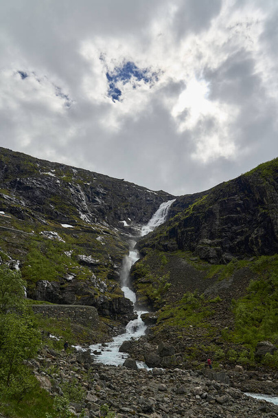 vízesés a hegyvidéki táj a Trollstigen festői út a hegyek Norvégia - Fotó, kép
