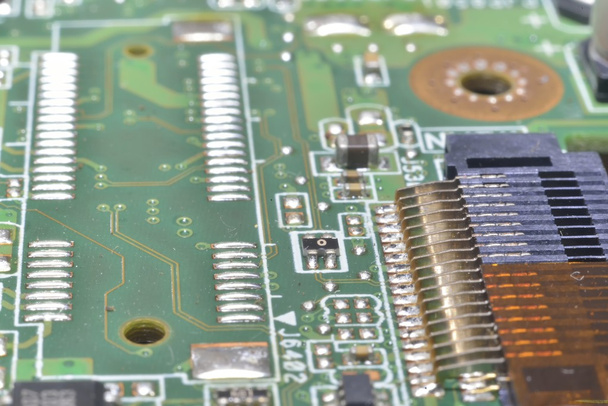 Pinos e fios no microcontrolador
 - Foto, Imagem