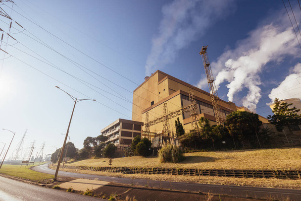Yallourn σταθμός παραγωγής ηλεκτρικής ενέργειας στην κοιλάδα Latρόμπα πρόκειται να παροπλισθεί το 2028 λόγω του αυξανόμενου ενεργειακού κόστους και των περιβαλλοντικών ανησυχιών. Βρίσκεται κοντά στην πόλη Yallourn, στη Βικτώρια, Αυστραλία - Φωτογραφία, εικόνα