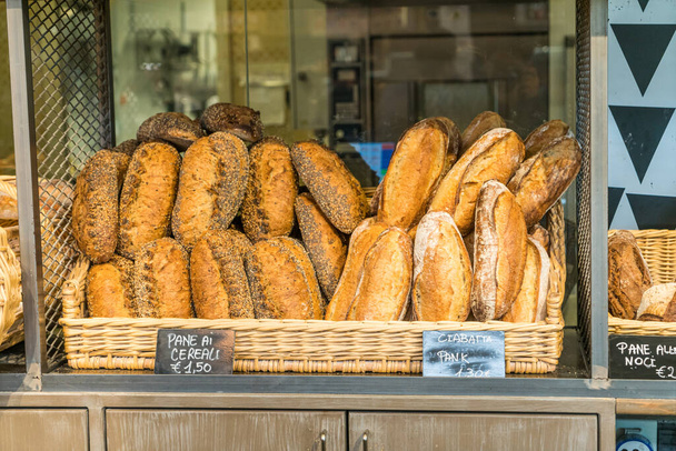 Pães de pão branco italiano, Ciabatta, na padaria - Foto, Imagem