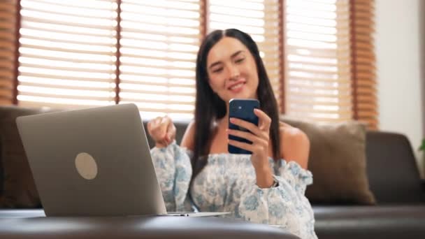 Junge Frau nutzt Laptop mit Kreditkarte für Internet-Banking, Online-Shopping E-Commerce durch Online-Zahlungsportal zu Hause. Moderner und bequemer Online-Einkauf mit EC-Karte. Glückseligkeit - Filmmaterial, Video