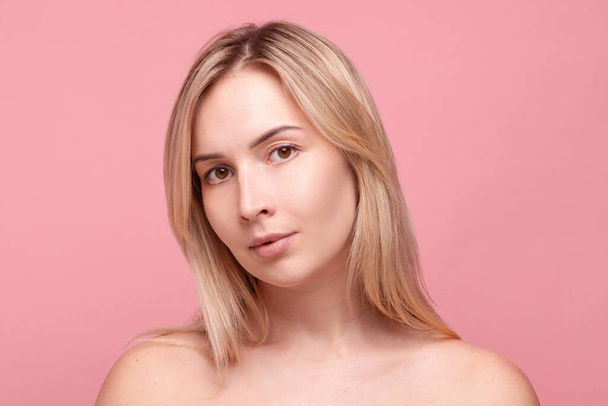 ritratto di una ragazza dopo la procedura di applicazione di patch gel, procedure per la cura della pelle del viso - Foto, immagini