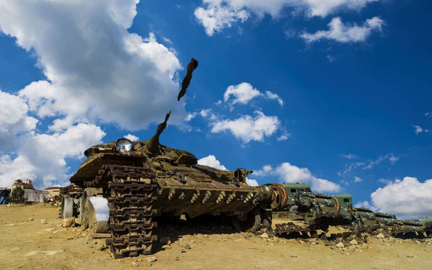 Savaş alanında hasarlı tanklar, zırhlı araçlar ve ekipmanlar. Askeri teknisyenler. Pankartlar ve reklamlar için geniş resim - Fotoğraf, Görsel