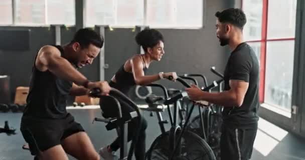 Egészség, oktató és kerékpár edzőteremben a testmozgás, pacsi képzés osztály a test wellness edzés célja. Edző, kardiovaszkuláris erőnlét vagy ízületi mobilitás, az ügyfél fejlődése és felszerelése. - Felvétel, videó