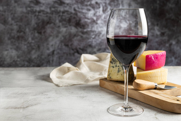 Сырная доска с бокалом красного вина
. - Фото, изображение