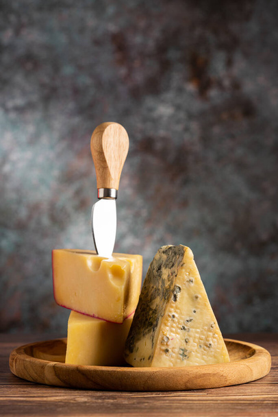 テーブル上の異なるチーズのボード. - 写真・画像