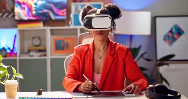 VRゴーグル,女性とタッチパッド,デジタルソフトウェアワーカーの仮想図面と3Dテスト. テクノロジーとオンラインアートを備えた拡張現実企業でクリエイティブで未来的なプロフェッショナル. - 映像、動画