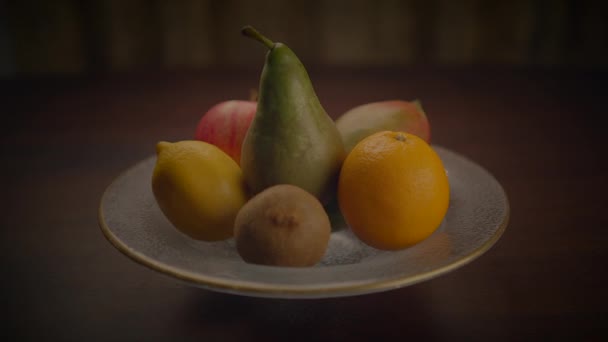 Цветные свежие органические фрукты Снэк-корм на деревянном столе  - Кадры, видео