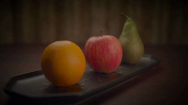 Värikäs tuore orgaaninen raaka hedelmä välipala ruoka puinen pöytä  - Materiaali, video