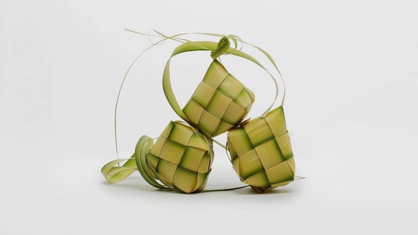 Sacchetti di ketupat multipli (foglie di palma intrecciate), un piatto tradizionale indonesiano, su sfondo bianco - Foto, immagini