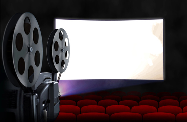 Pantalla de cine en blanco con asientos vacíos y proyector
 - Foto, imagen