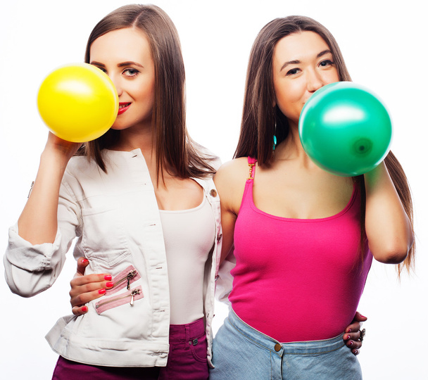 hipster girls smiling and holding colored balloons - Fotoğraf, Görsel