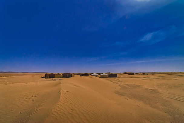 Una duna panorámica de arena cerca del campamento del desierto en Mhamid el Ghizlane, Marruecos. Foto de alta calidad. Zagora distrito Mhamid el Ghizlane Marruecos 03.06.2024 Aquí es una zona desértica en Marruecos. - Foto, Imagen