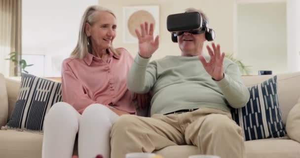 Feel, Senior Couple und Technologie für Virtual Reality, Online-Streaming und Spiele mit Menschen zu Hause. Partner, metaverse und vr tech mit Lächeln aus esports, video und lachen aus cyber game. - Filmmaterial, Video