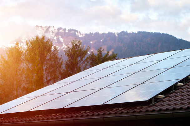 Casa ad alta efficienza energetica in ambiente alpino: pannelli solari sul tetto - Foto, immagini