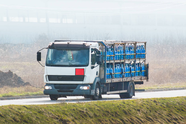 Ein Fahrzeug transportiert Flüssiggas-Gasflaschen sicher ans Ziel - Foto, Bild