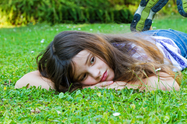 Mädchen im Gras - Фото, зображення