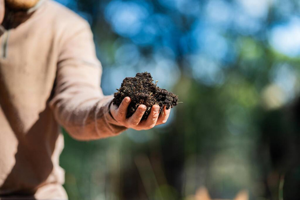 土壌を保有する農場で アグロノミストが自宅の実験室で土壌検査を行いました。 土壌の生活と健康について考える. 土壌の健康について - 写真・画像