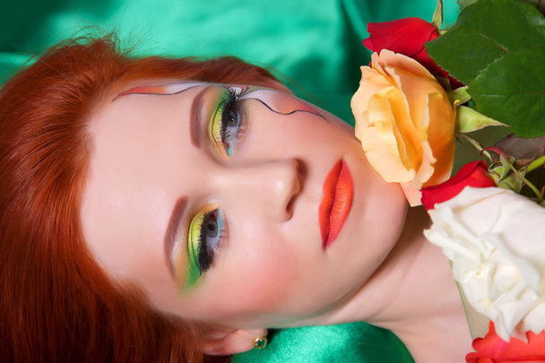 Retrato de bela menina ruiva com flores
  - Foto, Imagem