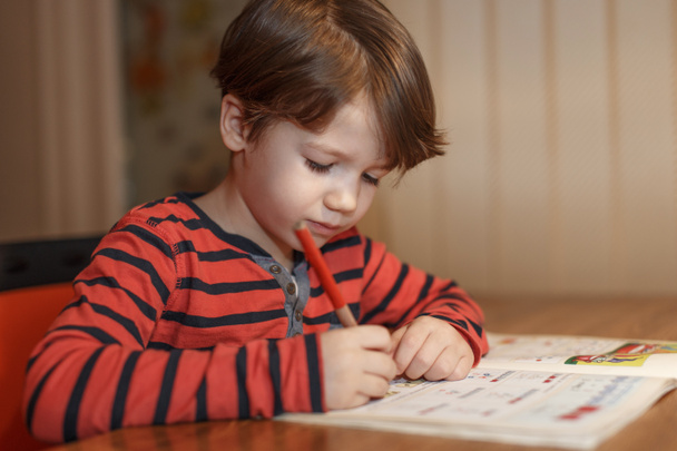 Petit garçon écrire des devoirs de mathématiques
 - Photo, image